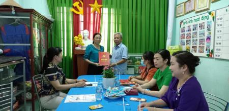 Lễ công bố Quyết định chỉ định bổ sung Ủy viên BCH Đảng bộ phường Tân Quy Đông