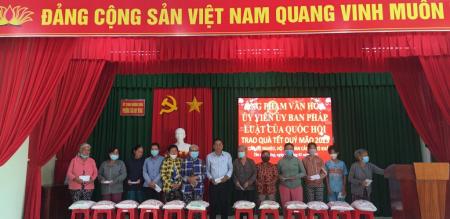 Ủy ban Mặt trận Tổ quốc Việt Nam phường Tân Quy Đông phát 110 phần quà cho hộ nghèo, cận nghèo, hộ có hoàn cảnh khó khăn trên địa bàn phường