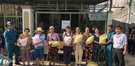 Ủy ban Mặt trận Tổ quốc Việt Nam phường Tân Quy Đông phát 92 phần quà cho công nhân có hoàn cảnh khó khăn trên địa bàn phường Ủy ban Mặt trận Tổ quốc Việt Nam phường Tân Quy Đông phát 92 phần quà cho công nhân có hoàn cảnh khó khăn trên địa bàn phường