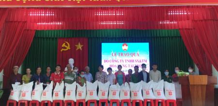 Ủy ban Mặt trận Tổ quốc Việt Nam phường Tân Quy Đông phát 49 phần quà cho hộ nghèo trên địa bàn phường