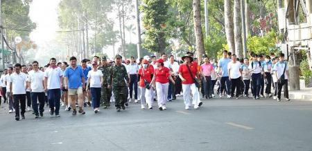 Cán bộ, công chức và nhân dân phường Tân Quy Động tham gia đi bộ đồng hành tại ngày chạy olympic vì sức khỏe toàn dân thành phố Sa Đéc năm 2024