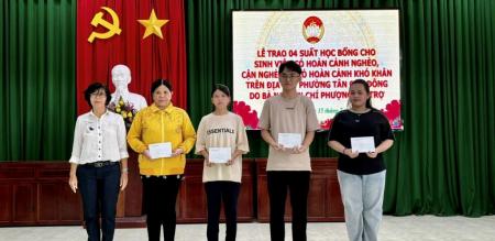 MTTQ VN phường Tân Quy Đông: Phát học bổng cho sinh viên có hoàn cảnh khó khăn trên địa bàn phường